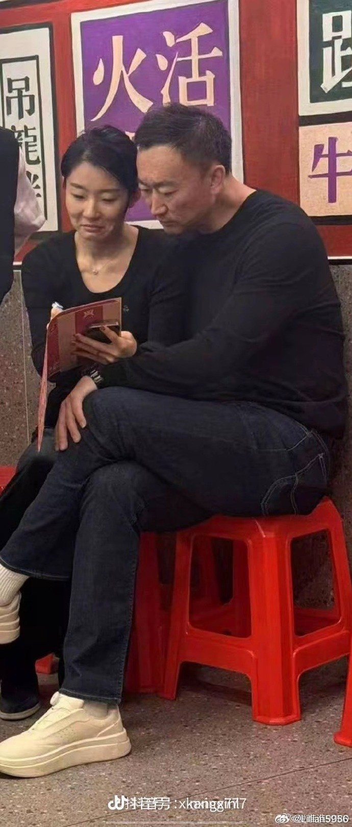 妻子晒刘维伟和小三同框照：篮协CBA青岛不管我们自己管 正义必胜