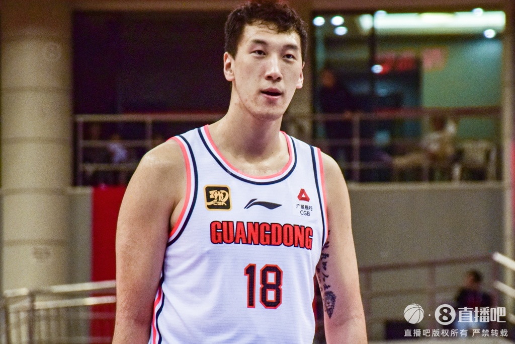 杨侃：广东5场1夺权7违体4技犯 这是他们被逼到墙角的应对之策