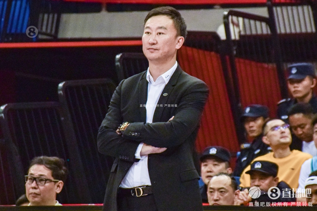 明天热闹了！青岛男篮宣布首轮G1迎战浙江男篮的球票已全面售罄
